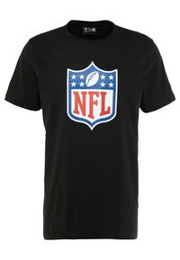 Camiseta negra de manga corta con un logo de la NFL en rojo, blanco y azul que presenta un balón de fútbol y ocho estrellas en el centro frontal.