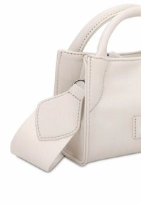 Kleine witte leren handtas met een gestructureerde vorm, voorzien van gestikte randen, dubbele handgrepen bovenaan en een afneembare canvas schouderband.