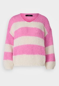 Pull en maille à col en V avec des rayures horizontales roses et blanches. Texture douce et coupe ample, avec des poignets et un ourlet côtelés.