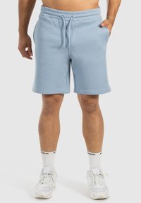 Himmelblaue Baumwollshorts mit einem elastischen Bund und Kordelzug. Verfügt über zwei seitliche Taschen und ein knielanges Design.