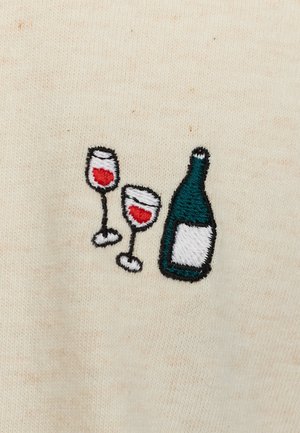 Borduurontwerp met twee wijnglazen met rode vloeistof en een groene fles op een lichtbeige stof achtergrond.