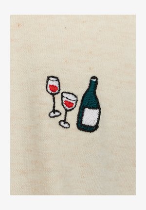 Borduurontwerp met twee wijnglazen met rode vloeistof en een groene fles op een lichtbeige stof achtergrond.