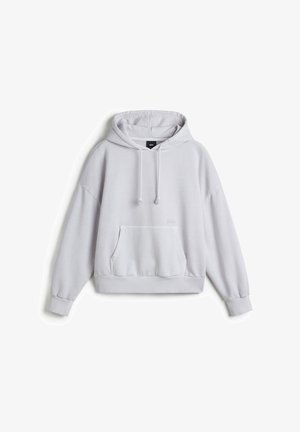 Lichtgrijze hoodie, met een voorzak, elastische manchetten en zoom. Gemaakt van zacht materiaal met een relaxte pasvorm en geborduurd logo.