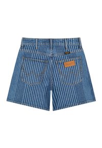 Τζιν σορτς με κάθετες μπλε ρίγες, δύο πίσω τσέπες, θηλιές για ζώνη και καφέ ετικέτα Wrangler στην δεξιά τσέπη.