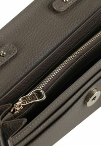 Portafoglio in pelle grigia con una texture a grana, caratterizzato da una cerniera in tono oro, chiusura a scatto e più scomparti per carte visibili all'interno.