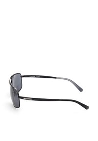 Svarta solglasögon med grå linser, metalldetaljer och en snygg, sportig design. Har en framträdande "Harley-Davidson"-logotyp på armarna.