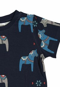 Blå bomulds T-shirt med en mørk marine baggrund og dekorative mønstre af stiliserede heste samt blomsteraccentuer i rød og grå.
