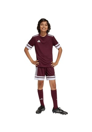 Bordeauxrotes Fußballtrikot mit weißen Akzenten, kurzen Ärmeln und Streifen. Inklusive passender Shorts und knielangen Socken. Schwarze Fußballschuhe.
