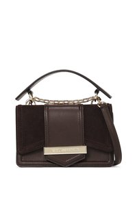 Braune Leder- und Wildleder-Handtasche mit strukturiertem Design, Kettenakzent und goldener Logo-Plakette. Sie verfügt über einen abnehmbaren Riemen und einen oberen Griff.