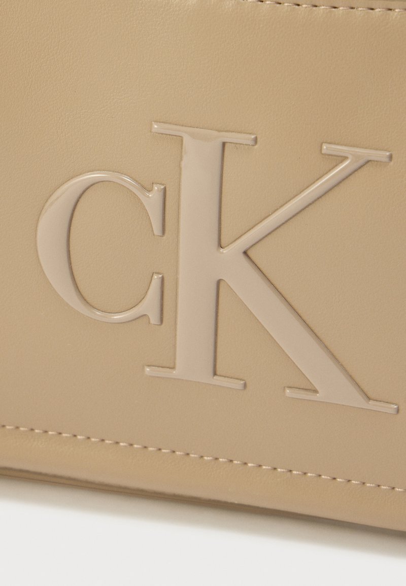 Calvin Klein BOLD SMALL SHOULDER BAG - Kabelka - desert taupe