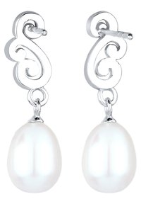 Boucles d'oreilles en argent présentant un design tourbillonnant avec une perle blanche en forme de goutte. Les perles sont lisses et brillantes, ce qui accentue leur élégance.