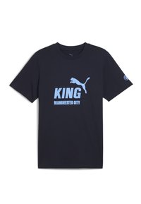 Mornarsko bombažno majico s kratkimi rokavi, ki vsebuje svetlo modro potisk "KING" in skakajoči Puma logotip, poleg pa je besedilo "MANCHESTER CITY".