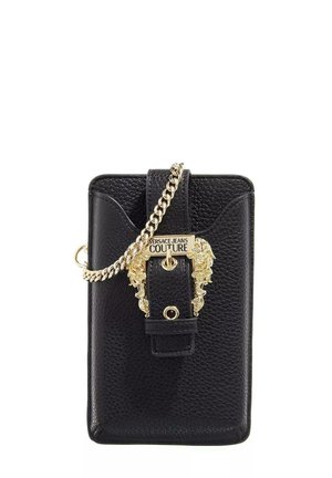 Pouch per telefono in pelle nera con catena e hardware in tono oro, dotato di una chiusura decorativa e superficie texturizzata. Design rettangolare compatto.