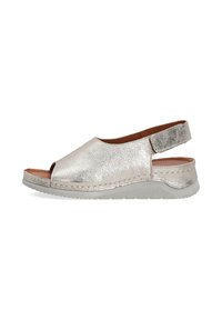 Světlé stříbrné slingback sandály s otevřenou špičkou, strukturovaným svrškem, polstrovanou stélkou a flexibilní gumovou podrážkou. Šitý detail podél okraje.