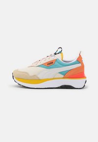 Baskets Puma présentant un mélange de beige, turquoise, orange et jaune, avec des matériaux en mesh et en suède, des accents texturés, et une semelle blanche proéminente.