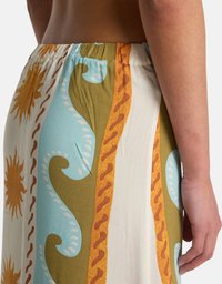 Μάξι φούστα με ελαστική μέση, διακοσμημένη με πολύχρωμο μοτίβο από ήλιο, κύματα και ρίγες σε αποχρώσεις του μπλε, καφέ και κίτρινου.