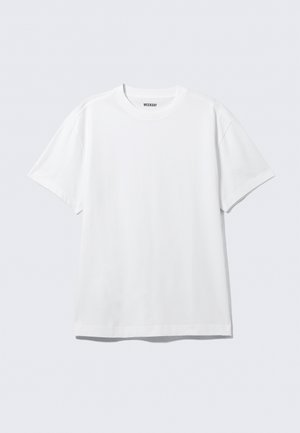 Schlichtes weißes T-Shirt mit kurzen Ärmeln und Rundhalsausschnitt, mit kleinem "WEEKDAY"-Etikett innen am Kragen, auf hellem grauem Hintergrund dargestellt.