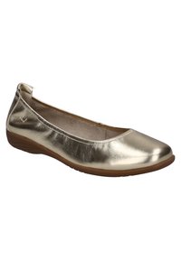 Ballet plat en métal doré avec un bout arrondi, semelle brune flexible et tige en cuir lisse. Présente un design minimaliste sans embellissements.