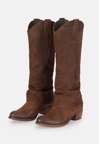 Bruine suède kniehoge laarzen met een slouchy ontwerp, een gestapelde houten hak en decoratieve stiksels op de manchet en de zijkanten.