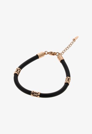Brățară neagră din cauciuc cu trei accente din filigran auriu și o încuietoare cu lanț auriu pentru ajustarea mărimii.