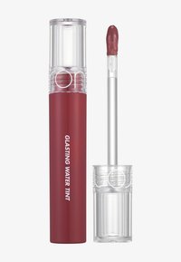 Blank rød leppefarge i en klar tube med en hvit applikator. Etiketten viser "GLASTING WATER TINT." Jevn tekstur med en metallisk glans.