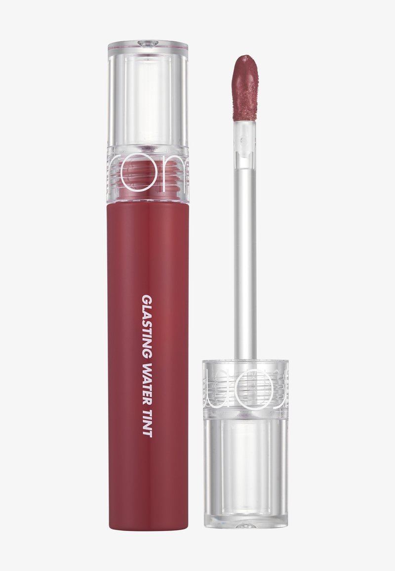 Blank rød leppefarge i en klar tube med en hvit applikator. Etiketten viser "GLASTING WATER TINT." Jevn tekstur med en metallisk glans.