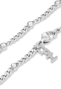 Sølvkædearmbånd med skiftevis klare sten, en hummerlås og en vedhæng med bogstaverne "CPH" påmonteret.