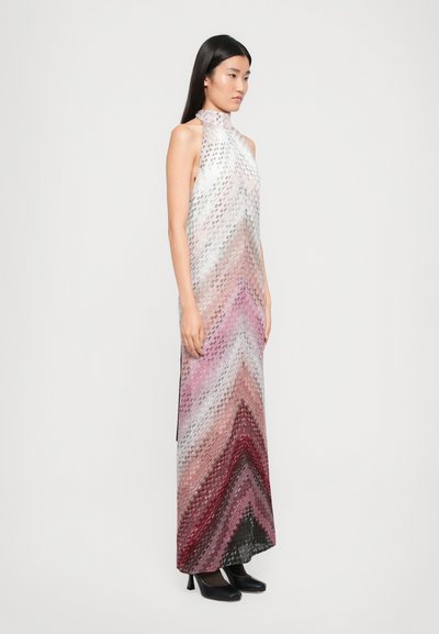 Maxi kleit, millel on gradient zigzag muster valgete, roosa ja tumepunaste toonidega. Kaeluse disain, tekstuuriga kangas ja küljesulgurid.