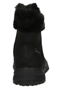 Botín negro con un collar de piel sintética, hecho de gamuza. Presenta un borde acolchado, suela texturizada y detalle del logo en el costado.