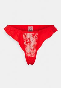 Fio dental vermelho com bordas frisadas; painel de renda floral na frente; material suave; tamanho rotulado como pequeno. Detalhe de renda texturizada visível.