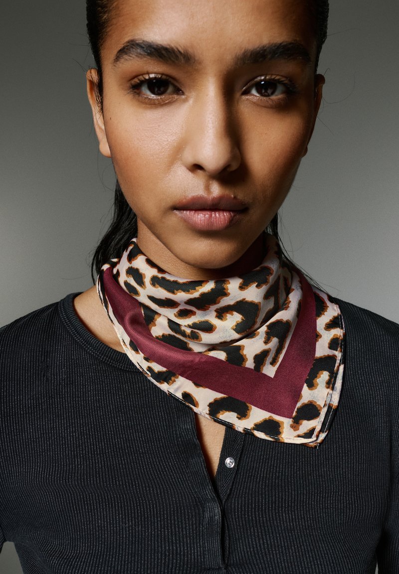 PULL&BEAR LEOPARD PRINT - Tuch - dark red