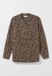 Brun långärmad skjorta med mandarin-krage, med en liten knappslå och ett mönster av krämfärgade och mörkbruna blommor över hela.