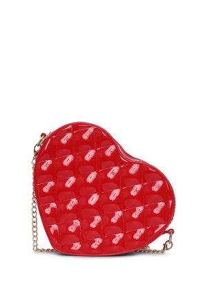 Borsa a mano a forma di cuore rosso, realizzata in materiale lucido e sintetico, con una trama trapuntata, tracolla a catena dorata e chiusura zip.