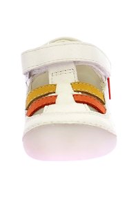 Scarpa in pelle bianca con design a ritaglio, caratterizzata da strisce orizzontali arancioni e gialle. Fascetta in velcro per una calzata sicura. Suola liscia.