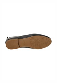 Scarpe flat in pelle nera con punta arrotondata e suola in gomma marrone texturizzata. Presentano cuciture minime e un design elegante.