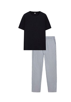 Czarny t-shirt z krótkim rękawem zestawiony z szarymi i białymi spodniami z pionowymi paskami i elastycznym pasem, ułożonymi na płasko.