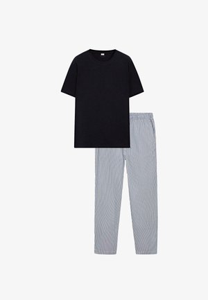 Zwart T-shirt met korte mouwen gecombineerd met grijs-witte broek met verticale strepen en elastische taille, plat gelegd.