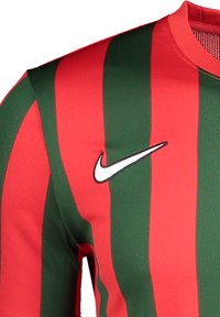 Rood en groen gestreept sportshirt met een ronde hals; voorzien van een wit Nike-logo op de borst. Materiaal ziet eruit als lichtgewicht en textuur. 