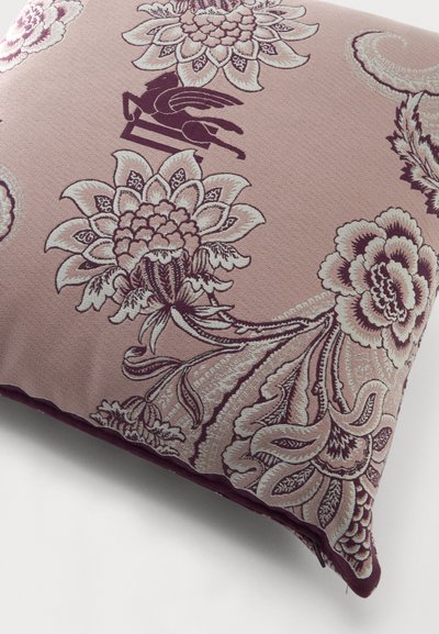 Coussin décoratif carré avec fond mauve, présentant de grands motifs floraux brodés et un motif de cheval ailé en violet foncé et beige.