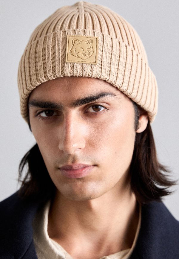 BOLD FOX HEAD PATCH BEANIE - Mütze - chamois