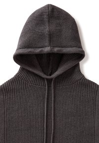 Ciemnoszara, prążkowana bluza z kapturem, z dużym kapturem, posiadająca teksturowany wzór i sznurek do regulacji. Materiał wydaje się miękki i elastyczny.