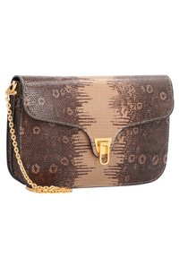 Brązowa i beżowa skórzana torebka o fakturze z klapą, złotymi elementami i łańcuszkowym paskiem. Posiada wzór skóry gadziej.