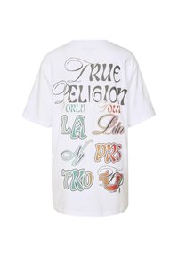 Biała bawełniana koszulka z dużym, wielokolorowym napisem w różnych czcionkach i rozmiarach na plecach, o luźnym kroju i krótkich rękawach.