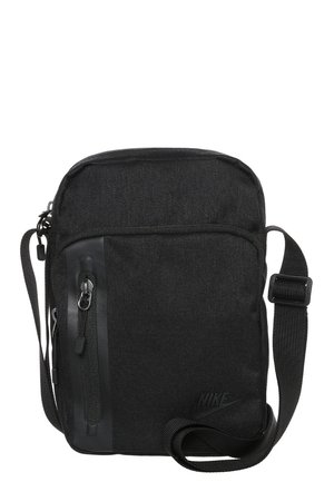 Sac bandoulière Nike noir avec sangle réglable, poche zippée verticale à l'avant et compartiment principal zippé de forme rectangulaire compacte.