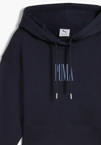 Mørkeblå Puma hoodie med snore, ribbet bund og lyseblå Puma-logo trykt på brystet.