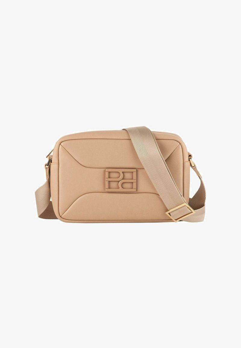 Beige Umhängetasche mit strukturierter Oberfläche, geprägtem Logo und einem breiten, verstellbaren Gurt. Besitzt geometrische Nähte auf der Vorderseite.