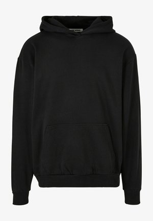 Černá mikina s kapucí vyrobená z měkké látky, s klokankovým kapsou, žebrovanými manžetami a spodním lemováním a stahovací kapucí pro nastavitelnou velikost.