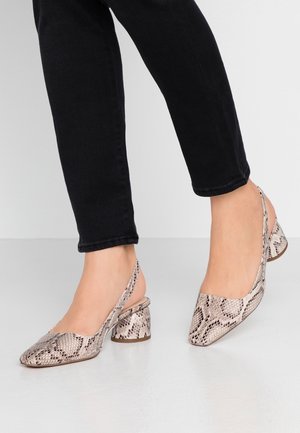 Sandały na obcasie typu sling-back w odcieniu taupe w wzór węża. Posiadają spiczasty czubek, teksturowane wykończenie oraz solidny, niski obcas w kształcie bloku.