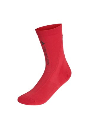 Calcetín deportivo rojo hasta la mitad de la pantorrilla con texto y logo negro de "Stella McCartney" a lo largo del lateral.