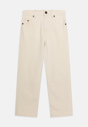 Pantalon en denim beige avec une coupe droite, doté d'une fermeture à boutons, de cinq poches et de détails de couture subtils.